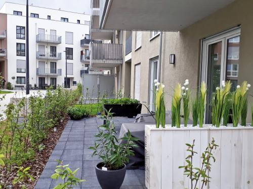 Terrasse mit Topfpflanzen in einer Wohnanlage